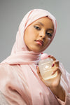 Model_holding_Ruhliane_Fiora_Rehhan
