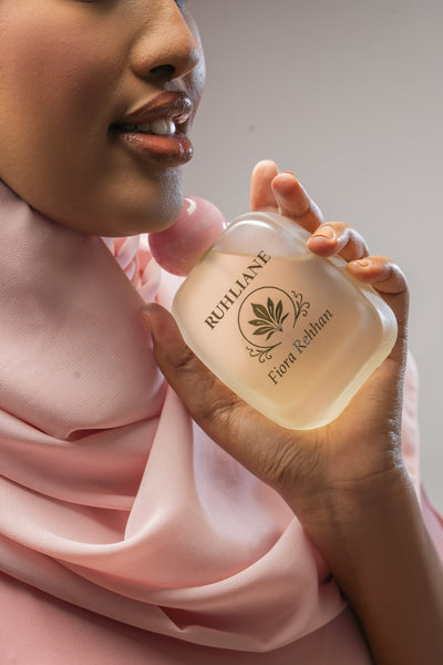 Model_holding_Ruhliane_Fiora_Rehhan_luxury_perfume
